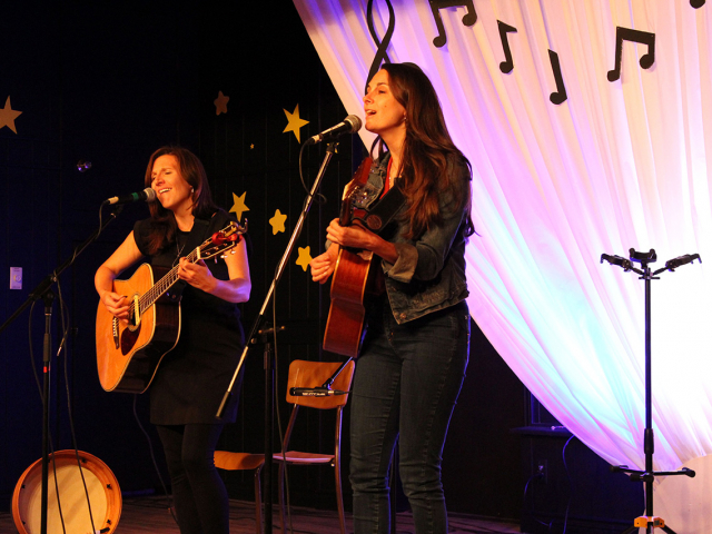Cooperative de developement culturel, guitar singers